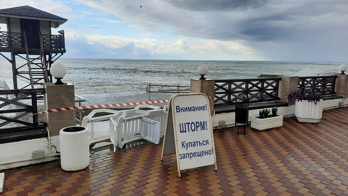 Пляжи Сочи остаются закрытыми в связи с действием штормового предупреждения