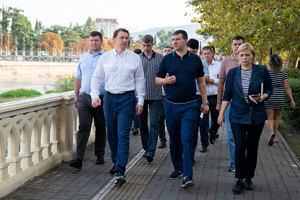 Глава Сочи Алексей Копайгородский проинспектировал работы на пешеходных мостах через реку Сочи 