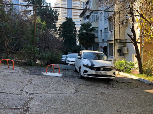 В Сочи продолжают контролировать соблюдение правил парковки на придомовых территориях для обеспечения беспрепятственного доступа спецтранспорта 