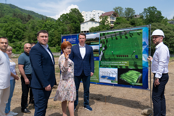 Глава Сочи Алексей Копайгородский осмотрел инфраструктуру для развития футбола и хоккея на траве в Лазаревском районе