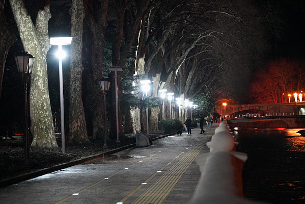 На набережной реки Сочи по улице Конституции обновили освещение 