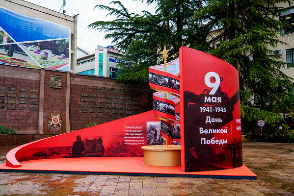 В канун 75-летия Победы улицы Сочи украсили порядка 40 декоративно-световых конструкций