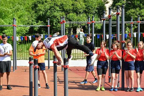 В День защиты детей в Сочи открылась обновленная спортивно-игровая площадка