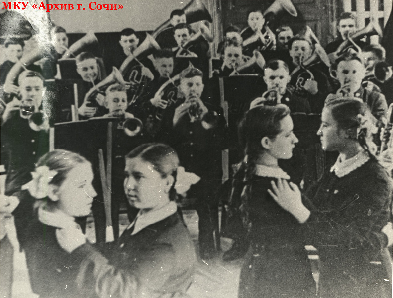 Гагарин в период учебы в ПТУ № 10. В оркестре играет на трубе. Люберцы, конец 1940-х – начало 1950-х гг. МКУ «Архив г. Сочи». ФДК. Оп. 1. Ед. Хр. 3905.