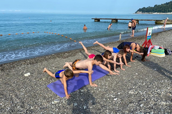 В 2022 году около 650 детей уже посетили бесплатные занятия по плаванию на пляжах Сочи
