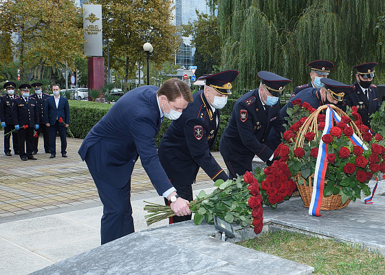 В Сочи состоялась церемония возложения цветов к мемориалу погибшим сотрудникам органов внутренних дел