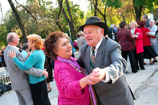 Для пожилых жителей Сочи на курорте открылись три танцевальные площадки 