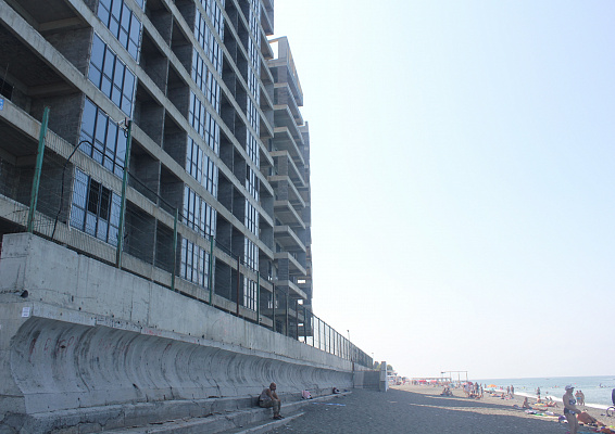 Табельский: «Волны бьются о первые этажи». Незаконно построенный на берегу моря жилой комплекс начинают сносить