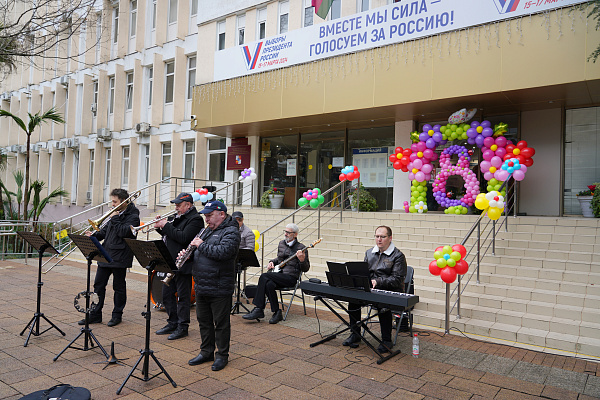 На площадках во внутригородских районах Сочи проходят концерты, посвященные Международному женскому дню