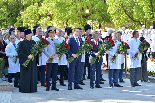 Глава Сочи Алексей Копайгородский возложил цветы к мемориалу «Подвиг во имя жизни»