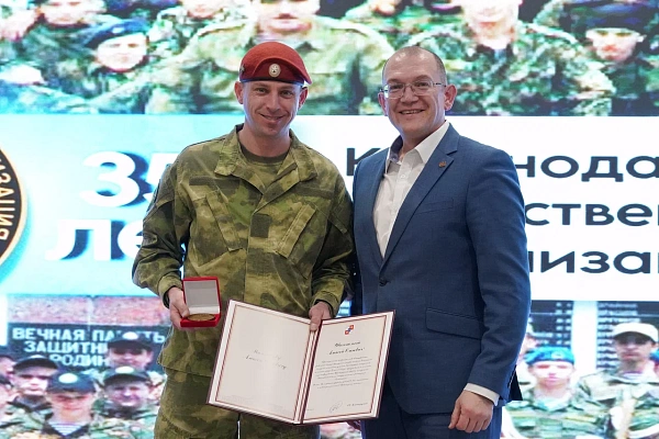 В Сочи торжественно отметили 35-летие краевой молодежной военно-патриотической организации «Десантник»