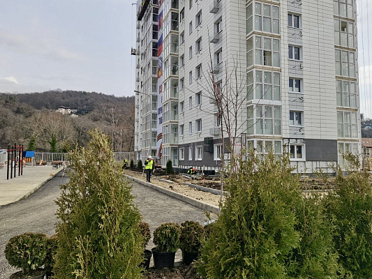 В Лазаревском районе Сочи завершается строительство дома для семей переселенцев из аварийного жилья