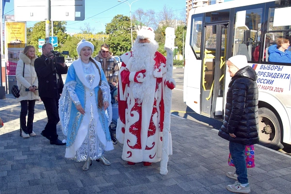 Пассажиров сочинских автобусов поздравили Дед Мороз и Снегурочка  
